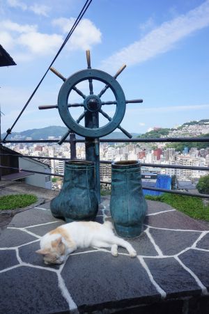 長崎の龍馬ブーツ像と夏バテの猫